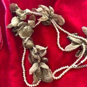 Crystal and organza necklace.